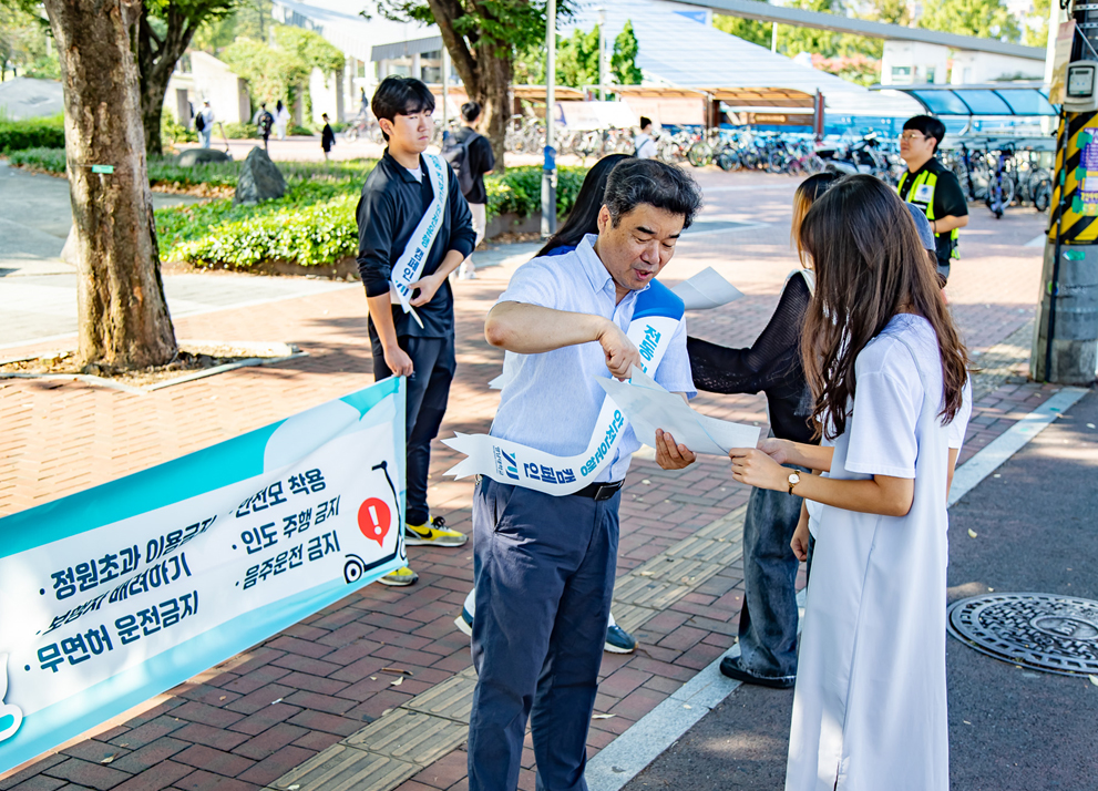 의류, 야외, 사람, 신발류이(가) 표시된 사진

자동 생성된 설명